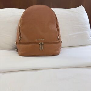 Michael Kors Abbey Medium Cargo Backpack Pebble Leather - Luggage/Tan